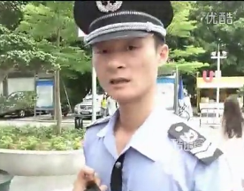 深圳保安虐猫被记者谴责，恼羞成怒动手打坏记者摄影机
