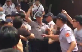 台湾大学生虐猫，出法院时被爱猫人士围攻殴打
