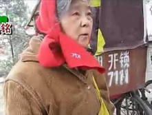 北京某小区大妈哭诉流浪猫伙伴被打死